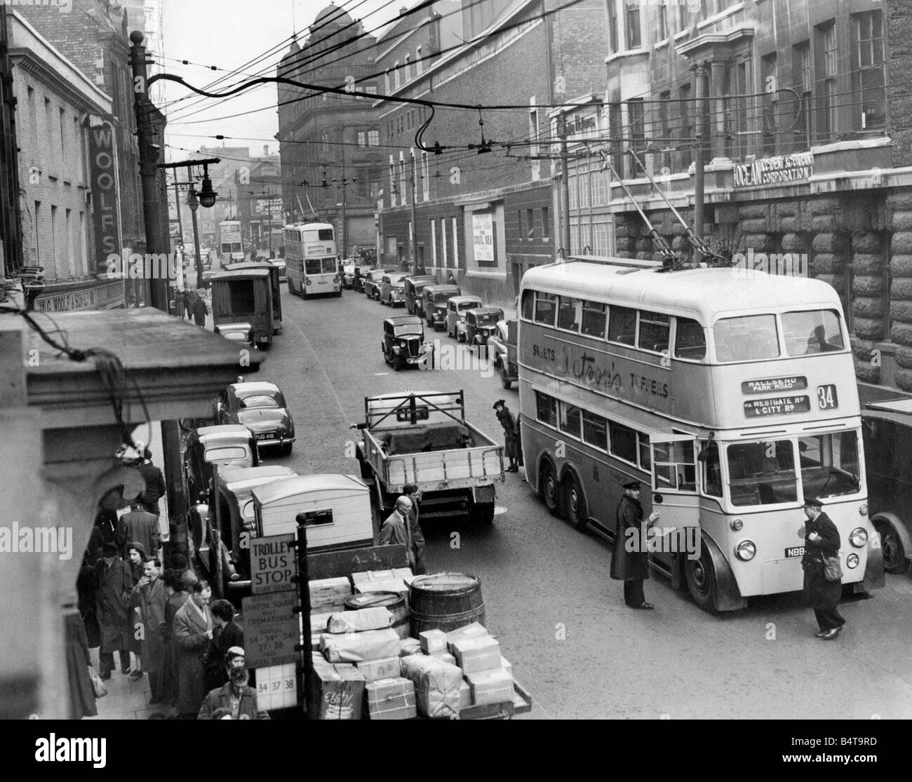 Unregulierte Parken verursacht Probleme in Newcastle s Westgate Straße in 1953 Trolleybus Stockfoto