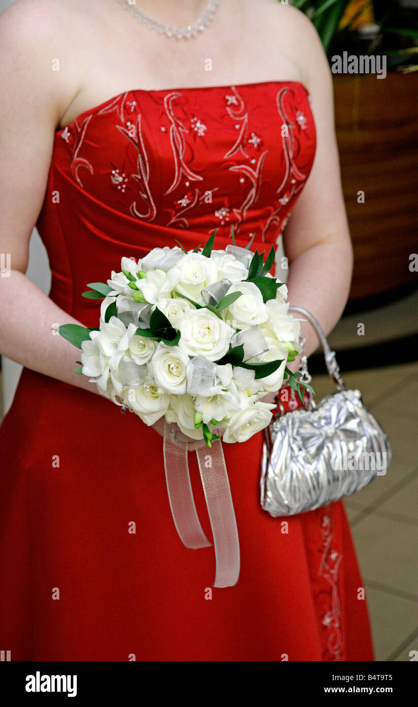 Blumen Blumen Hochzeit Feier feiern Jubiläum Anlass Ereignis Gesellschaft  rot weiße Corsage Kleid anzeigen Stockfotografie - Alamy