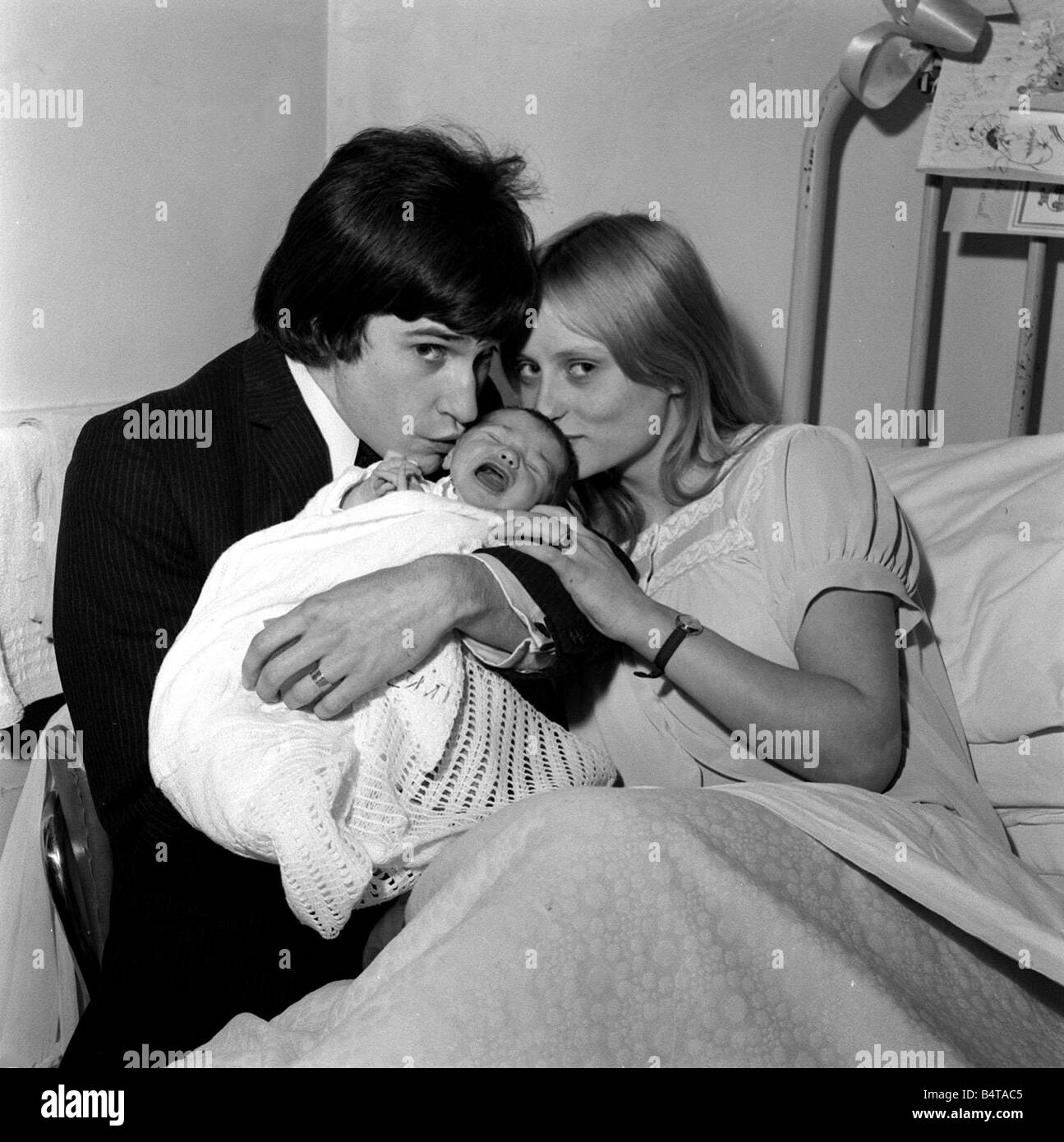 Ray Davies von den Kinks-pop-Gruppe mit seiner Frau Rasa und Tochter Louise Claire Rasa Juni 1965 Stockfoto