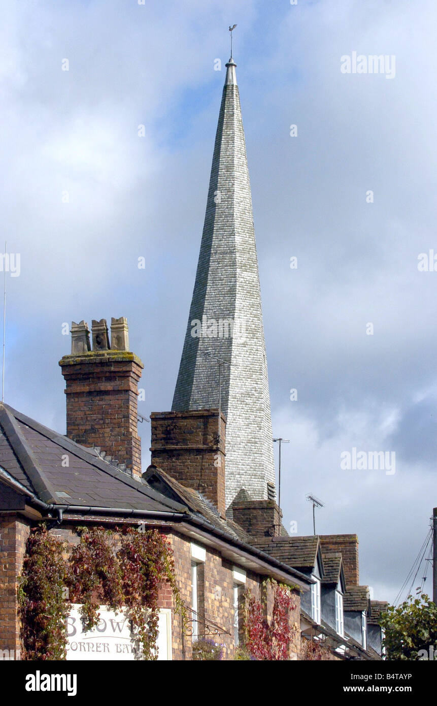 Der berühmte verdrehten Turm der Kirche St Mary s Cleobury Mortimer Stockfoto