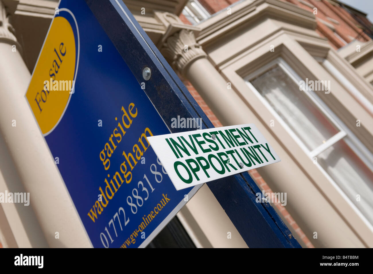 Immobilienmakler s Zeichen außerhalb viktorianischen Reihenhaus zum Verkauf als Investmentchance Preston Lancashire England UK Stockfoto