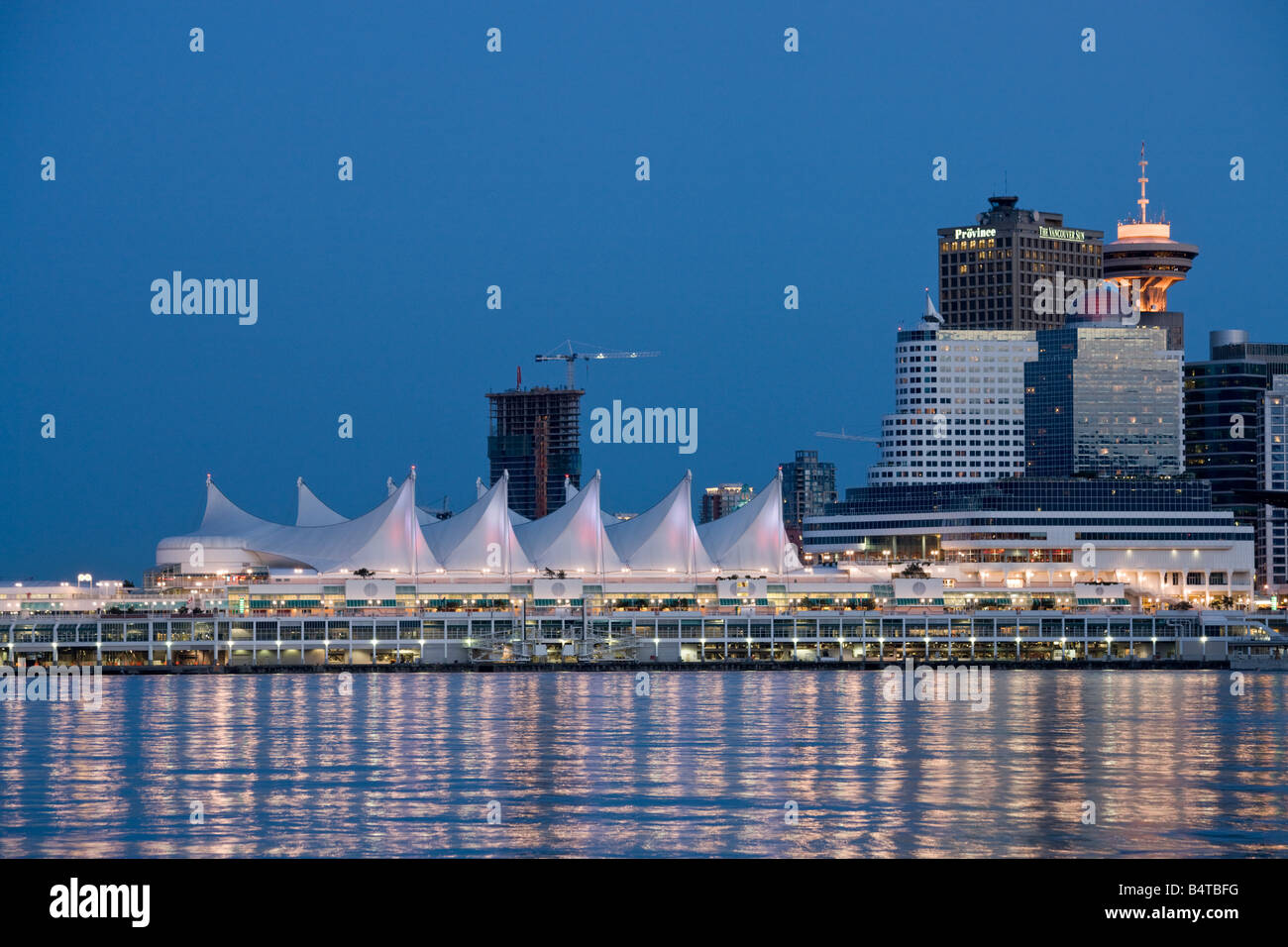 Skyline von Downtown Vancouver an der Dämmerung, Britisch-Kolumbien, Kanada vom Stanley Park Stockfoto