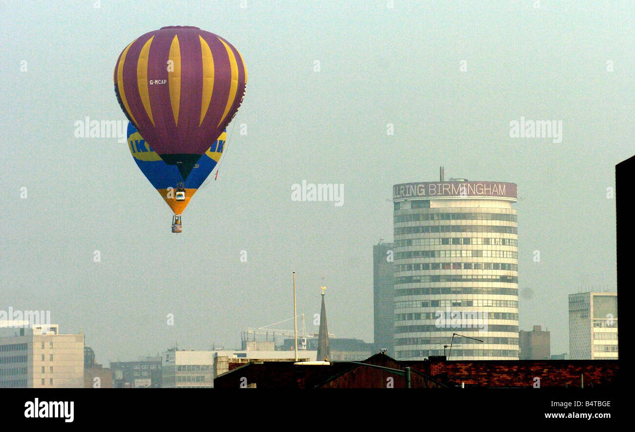 Ballons über der Stadt ein spektakulärer Anblick als die Heißluftballons fliegen über die Stadt von ihren Start Punkt des Jahrtausends weisen auf das bevorstehende heftigen internationalen Performance Festival zu fördern Stockfoto