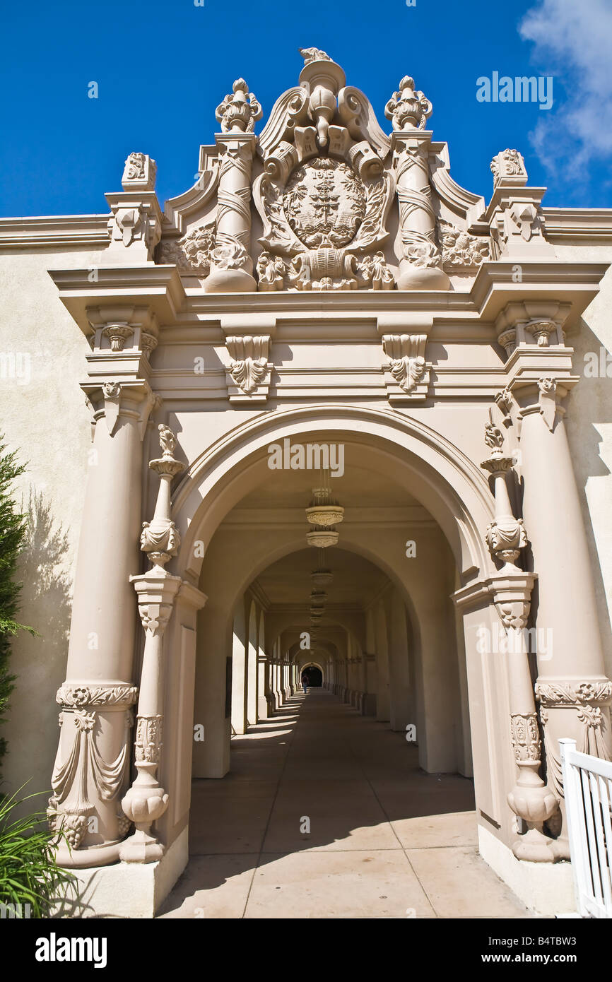 Spanische Architektur Bogen in der Nähe von Plaze de Panama im Balboa Park, San Diego CA. Stockfoto