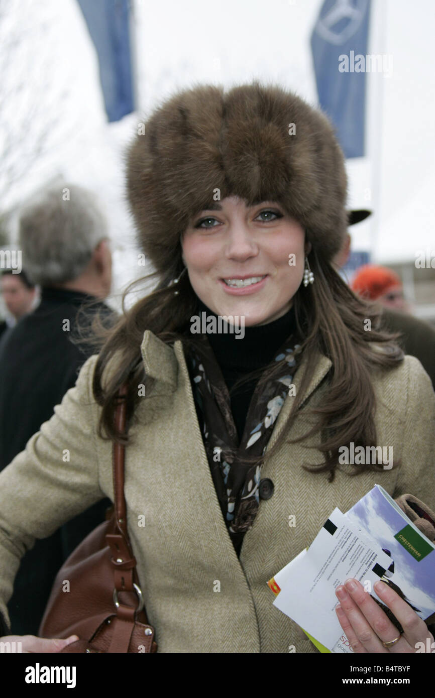 Prinz William s Freundin Kate Middleton hier zu sehen, Ankunft beim Cheltenham Festival am Gold Cup-Tag, an dem es angekündigt wurde, dass William und seine Freundin Kate Middleton sind aufgeteilt, unter Berufung auf intensive Mediendruck unter den Gründen für das Scheitern ihrer Beziehung Royalty Pelz Hut Beige Mantel Handtasche lächelnd 2000er Jahre shinereview2006 Stockfoto