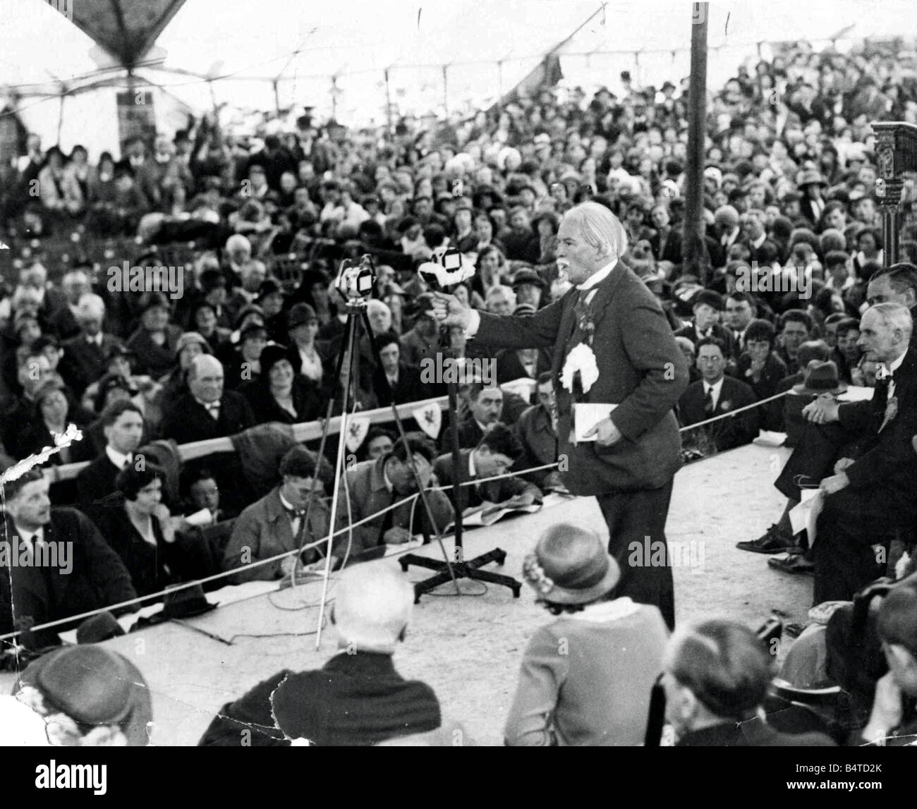 Die Rt Hon David Lloyd George am Urdd Gobiath Eisteddfod in Machynlleth Adressierung die riesige Menschenmenge versammelt im Zelt, die, das seiner Rede August 1937 ausgestrahlt wurde Stockfoto