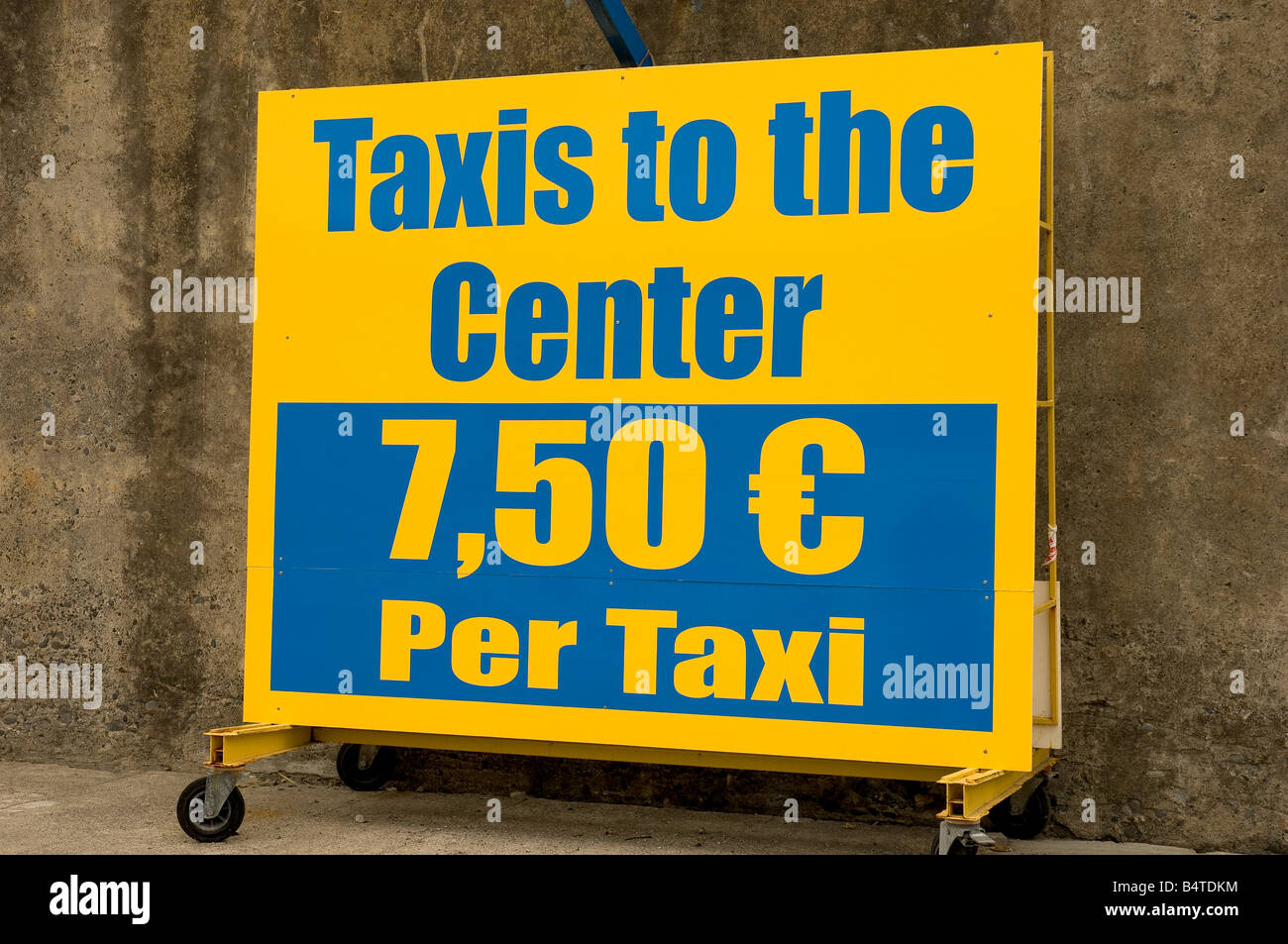 Werbeanzeige für Taxen in der Nähe der europäischen Innenstadt Stockfoto