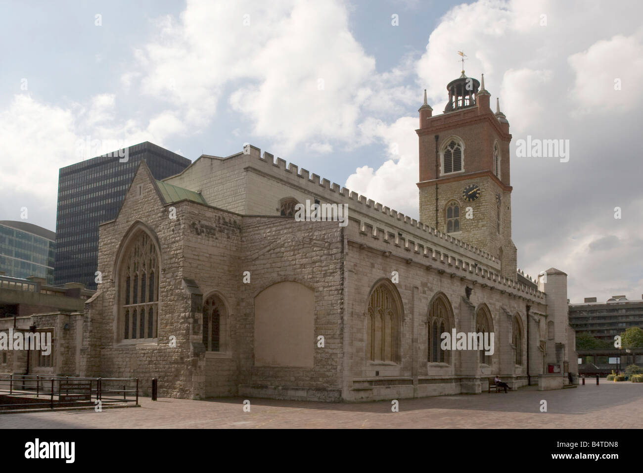 Außen an der Kirche St Giles ohne Predigten in der Barbican City of London GB UK Stockfoto