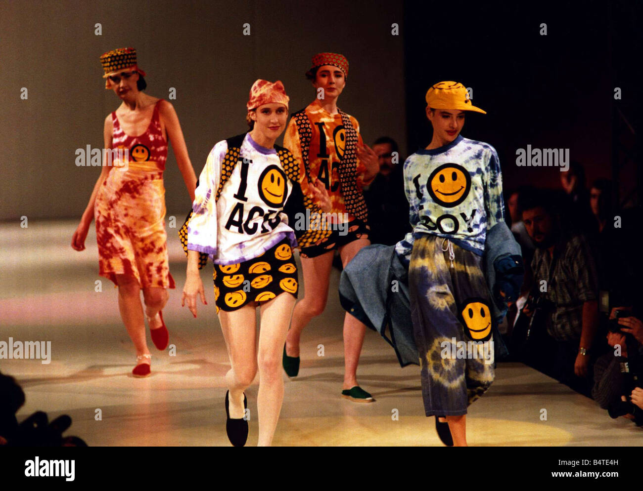 Smiley Fashion Boy Bei Hyper Hyper Laufsteg Models Sportlichen Designs Mit Den Gelben Smiley Gesicht 13 10 1988 Msi Carltonbooks0605 Stockfotografie Alamy