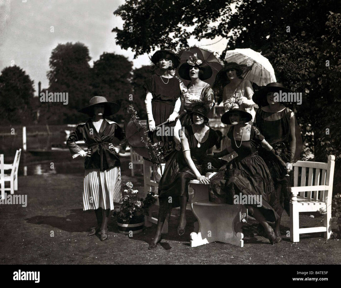 Ascot Mode Juni 1921 für Ascot A Anderson P Sellich M Cambridge J Compton J Mowbray E Lhauren J Matthews Mirrorpix gekleidete Frau Stockfoto