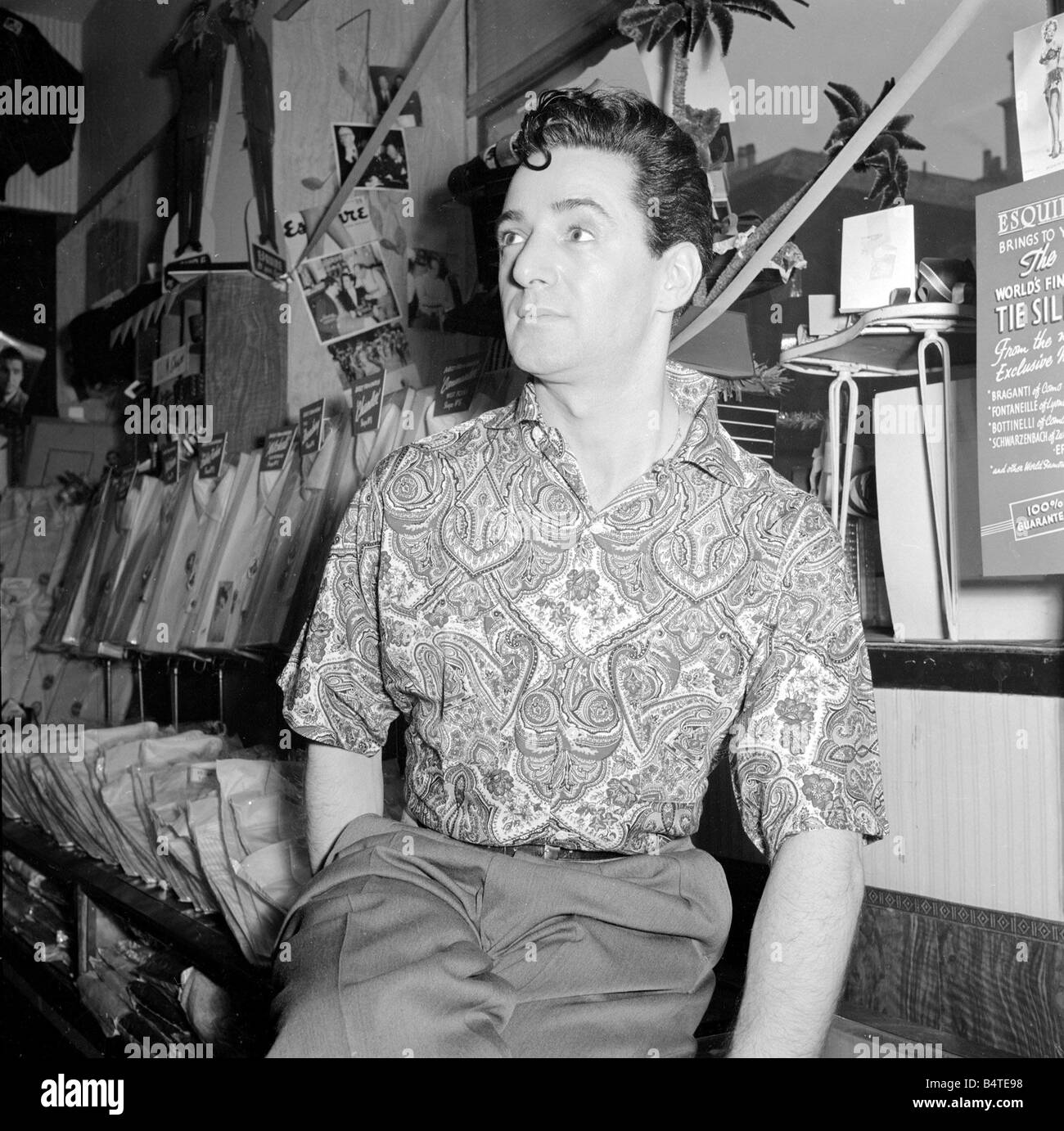 Ein Rock Hudson suchen eine gleichartige Modelle eines einzigartigen Dshirts entwickelt sich in Glasgow s Esquire Shirt Boutique unser Bild zeigt ein Paisley Druck Kurzarm Hemd Circa 1958 Stockfoto