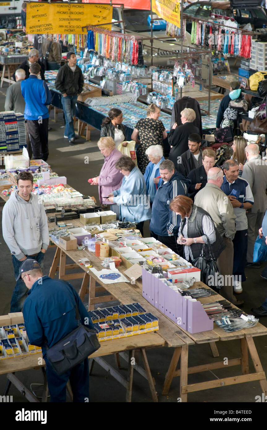 Marktfahrer und Schnäppchenjäger Einkaufen in Prestons alte Markthalle Lancashire, nördlichen England UK Stockfoto