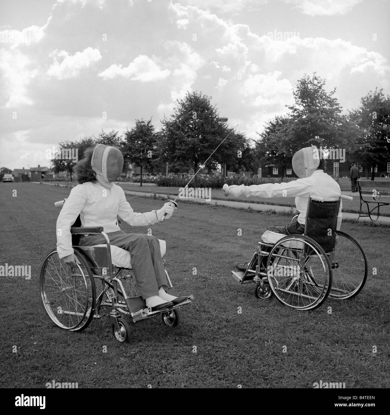Zwei Patienten im Stoke Mandeville Krankenhaus gesehen hier in dem Klinikgelände Circa 1958 Fechten Stockfoto