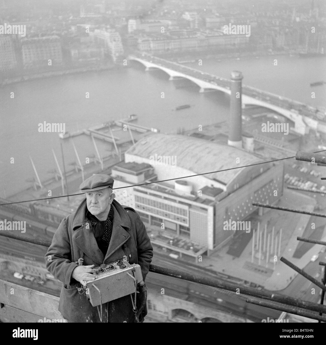 Kranführer mit einer Remote-Control-Box auf dem Dach der Shell Mex Gebäude in London Circa 1960 Stockfoto