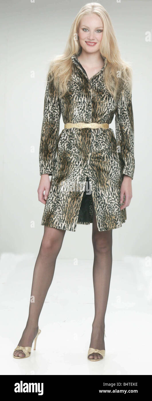 Laufsteg Kopien Mode Kleidung Feature September 2004 Kleidung Kopie kopiert  Trägerin Kleid mit Leoparden-print Animal print Studio Pix Lager Mirrorpix  Stockfotografie - Alamy