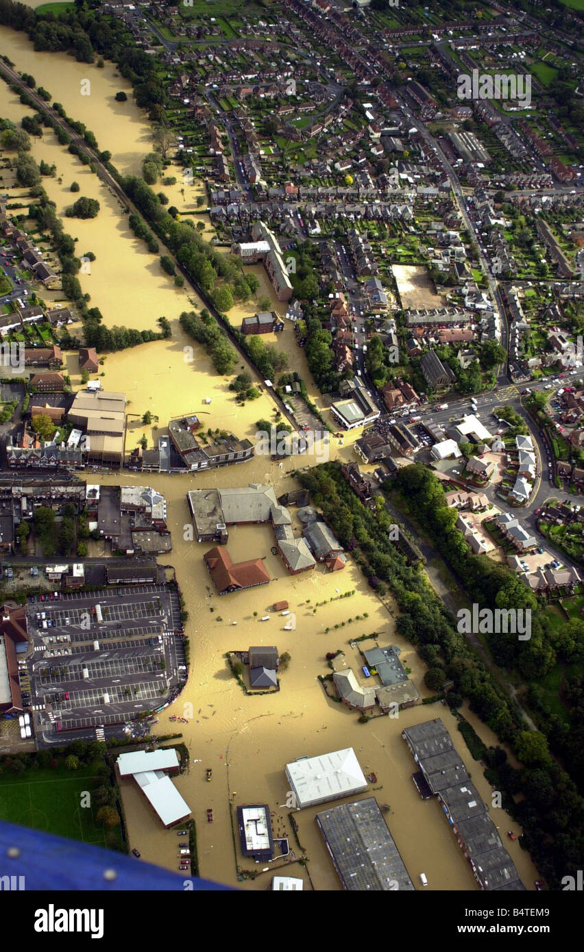 Okt 2000 fiel Uckfield in East Sussex am Fluss Ouse, die seine Ufer Donnerstag, 12. Oktober 2000 nach 14 cm Regen platzen übern Stockfoto