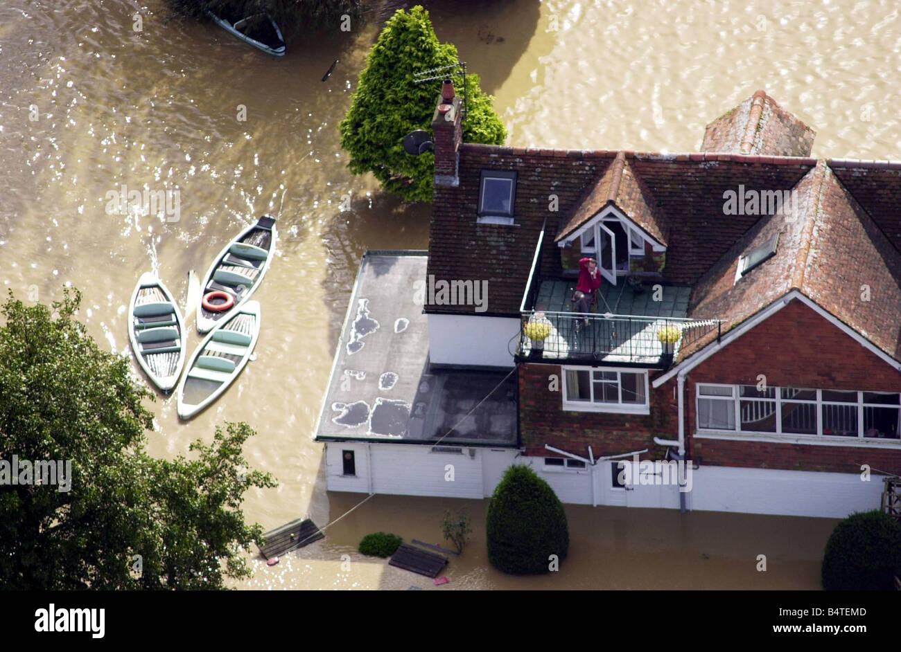 Okt 2000 Mann auf dem Dach des The Anchor Pub am Barcombe in der Nähe von Uckfield in East Sussex am Fluss Ouse, die seine Ufer Donnerstag, 12. Oktober 2000 nach 14 cm Regen platzen fiel über Nacht in den Bereichen Kent und Sussex Stockfoto