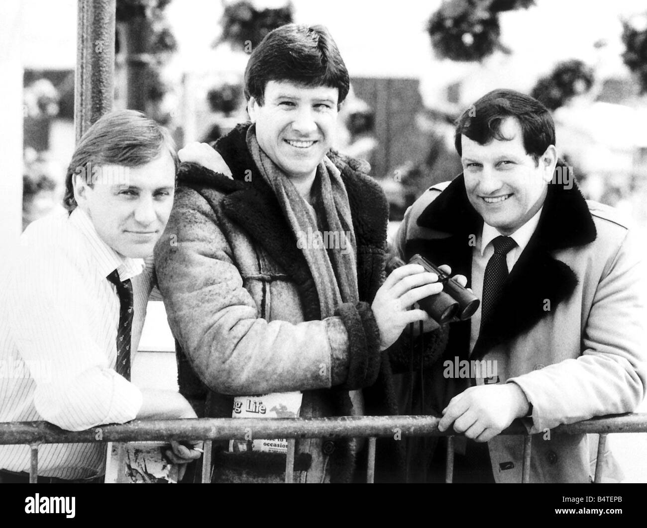 Emlyn Hughes Liverpool Fußballer April 1986 mit Jockeys Bob Champion rechts und Steve Smith Eccles Stockfoto