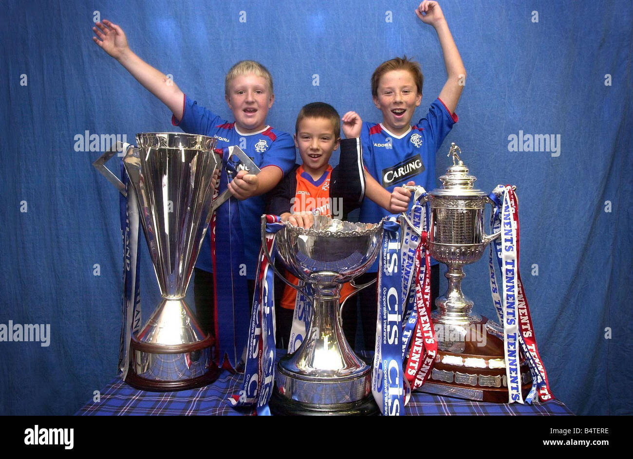 Rangers Trophäen bei den Rangers Shop In Belfast Juli 03 Adam Millar 10 Jahre von Glasgow Curtis Rea Alter 8 von Belfast und Dale Irwin Alter 11 aus Belfast mit Rangers Trophäen im Ranger Shop gestern Stockfoto