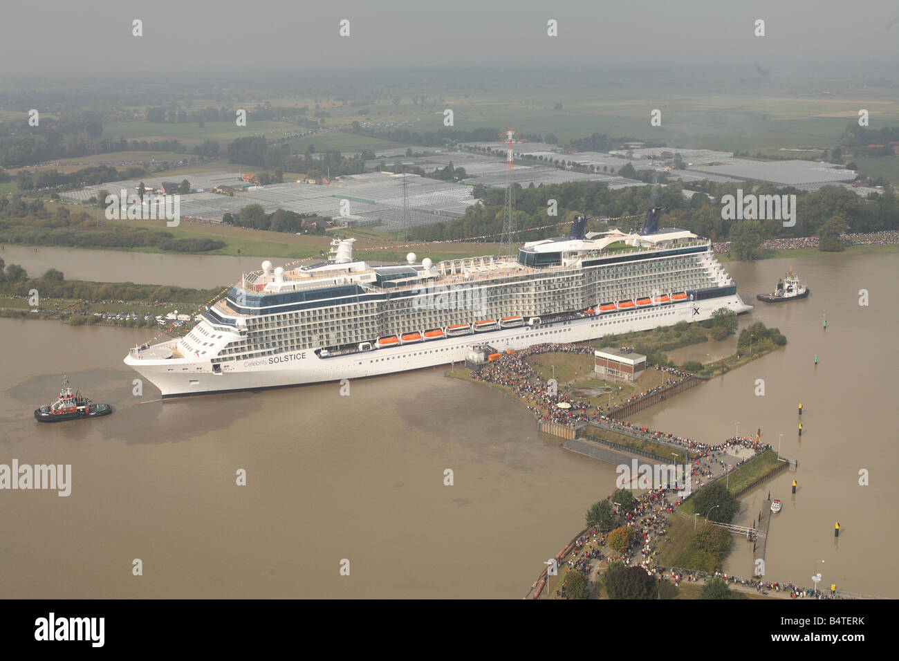 Kreuzfahrtschiff, die Celebrity Solstice bei der Meyer Werft-Werft verschoben wird, wo sie sich auf den Fluss Emms gebaut wurde. Stockfoto