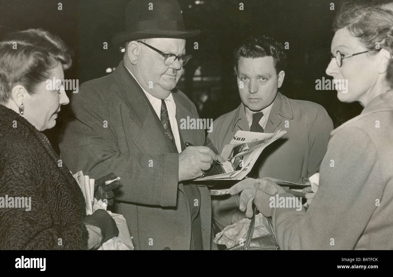 Laurel Hardy Comedy-Duo Stan Laurel und Oliver Hardy Oliver Hardy gibt Autogramme Stockfoto