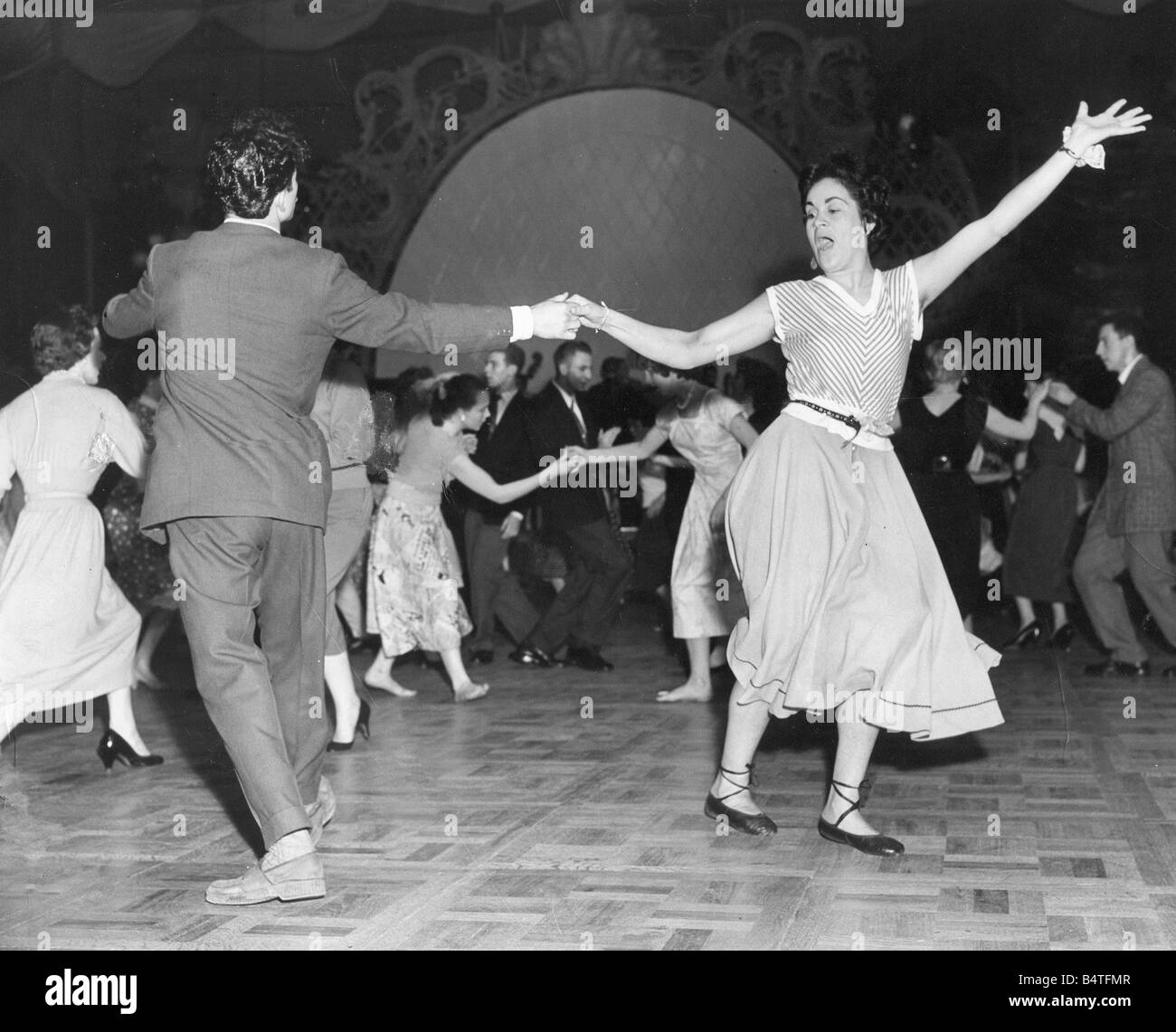Rock n roll dancing 1950s -Fotos und -Bildmaterial in hoher Auflösung –  Alamy