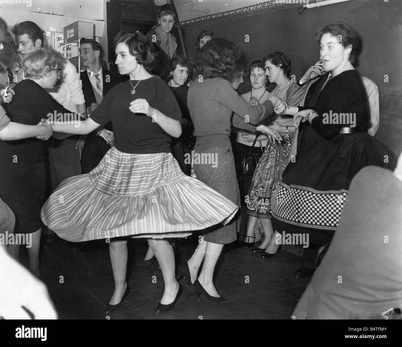 Rock n roll dancing 1950s Fotos und Bildmaterial in hoher Auflösung