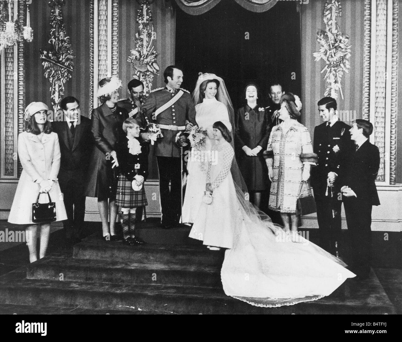 Die Hochzeit von Prinzessin Anne und Capt Mark Phillips in Westinster Abbey 14. November 1973 die Familie posieren für ein Foto von links nach rechts Miss Sarah Phillips Herr Peter Phillips Frau Ann Phillips Capt Eric Gelände beste Mann Prinz Edward Mark Phillips Prinzessin Anne Lady Sarah ARmstrong Jones der Königin Herzog von Edinburgh die Königin Mutter, The Prince Of Wales und Prinz Andrew Stockfoto