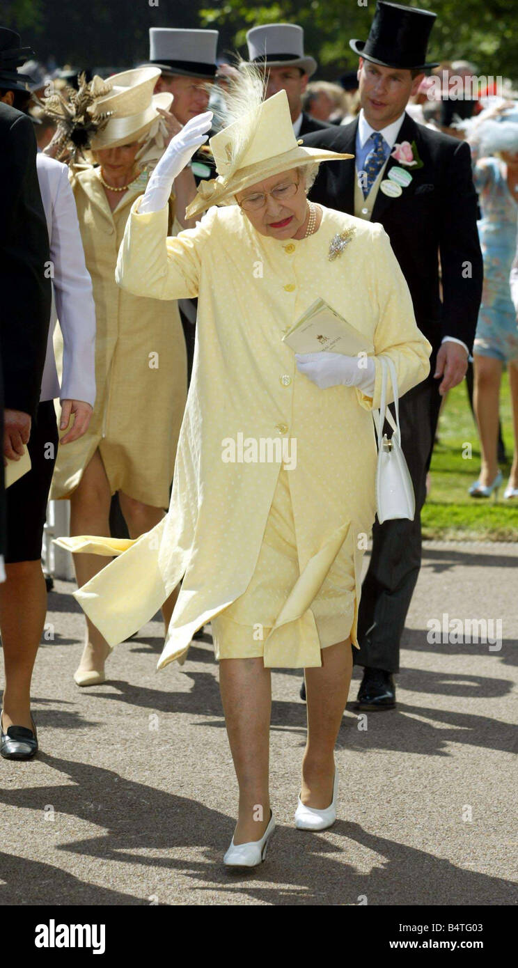 Königin Elizabeth II mit Graf und Gräfin von Wessex unter Rennen Gänger in Royal Ascot Pferderennen Hut gelben Kostüm gelb Stockfoto