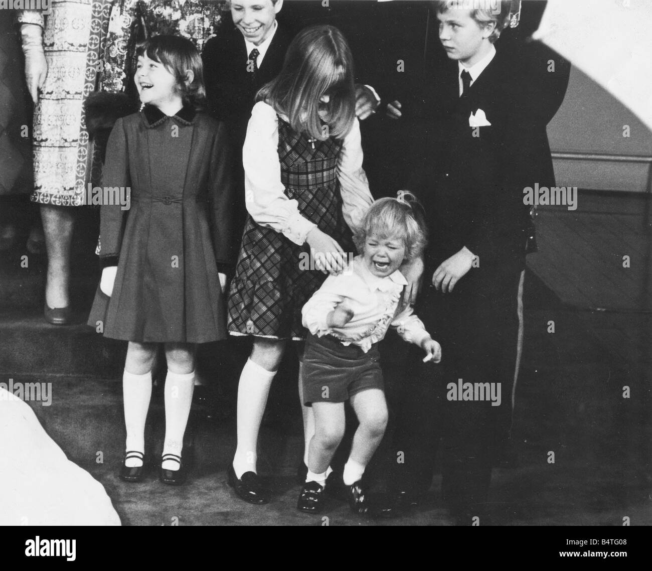 Die Hochzeit von Prinzessin Anne und Capt Mark Phillips Westinster Abtei 14. November 1973 Tränen aus Litlle Lord Nicholas Windsor ist als seine Schwester Lady Helen Windsor versucht ihn zu trösten, Marina Ogilvy auf der linken Seite Stockfoto