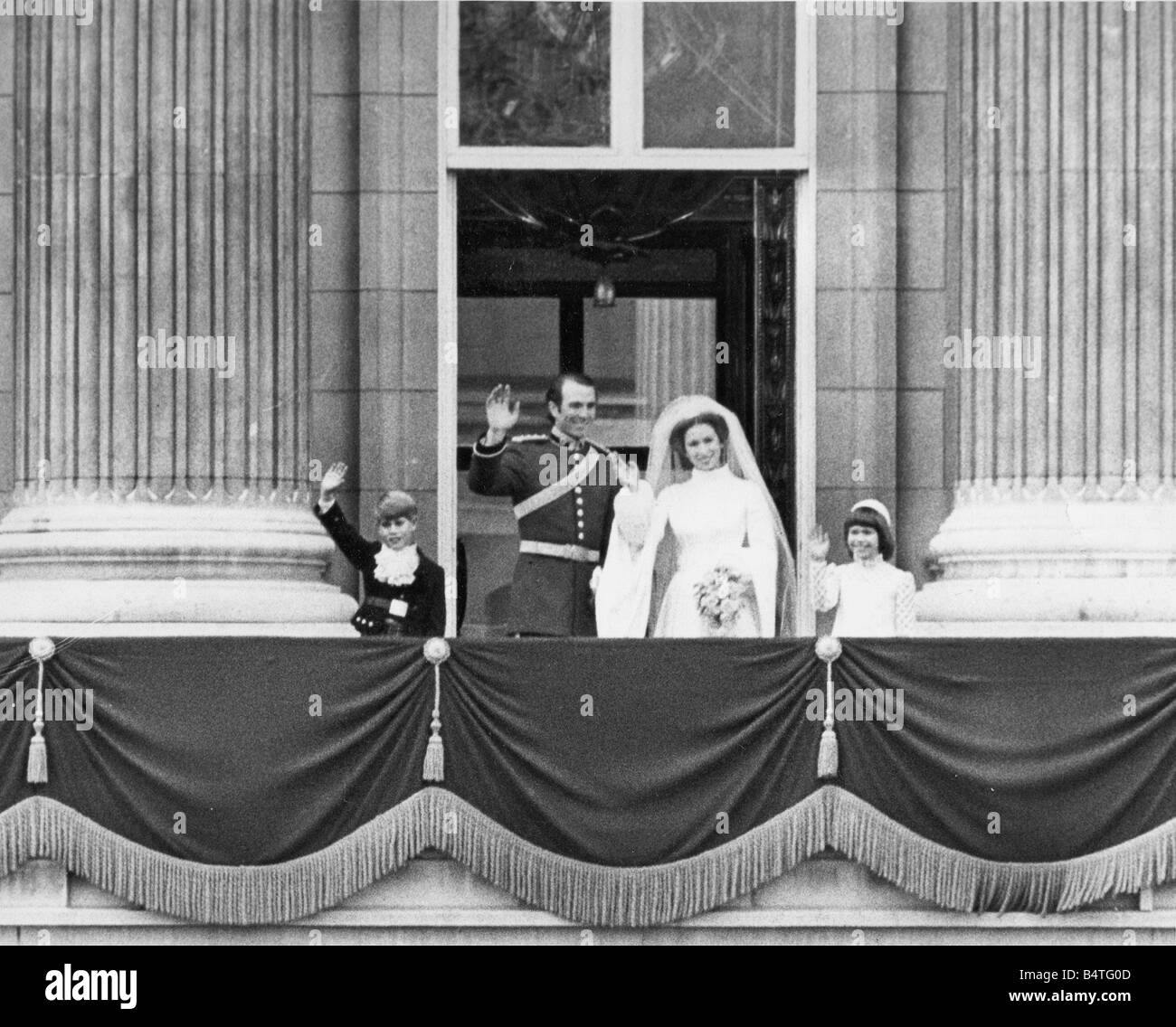 Die Hochzeit von Prinzessin Anne und Capt Mark Phillips in Westinster Abbey 14. November 1973 das Paar auf dem Balkon mit Prinz Edward und Lady Sarah Armstrong-Jones Stockfoto