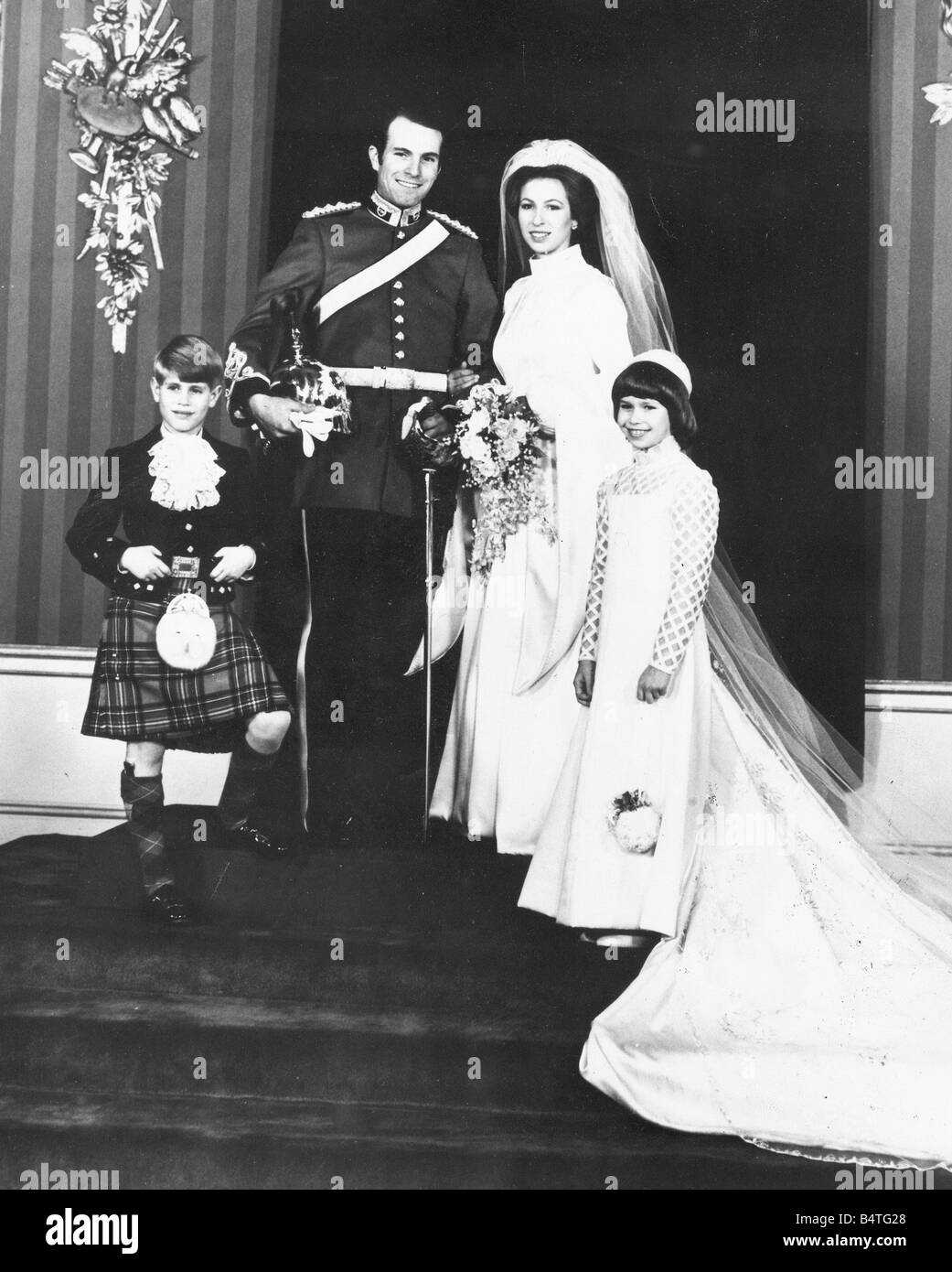 Die Hochzeit von Prinzessin Anne und Capt Mark Phillips in Westinster Abbey 14. November 1973 das glückliche Paar mit Prinz Andrew und Lady Sarah Armstrong-Jones Stockfoto