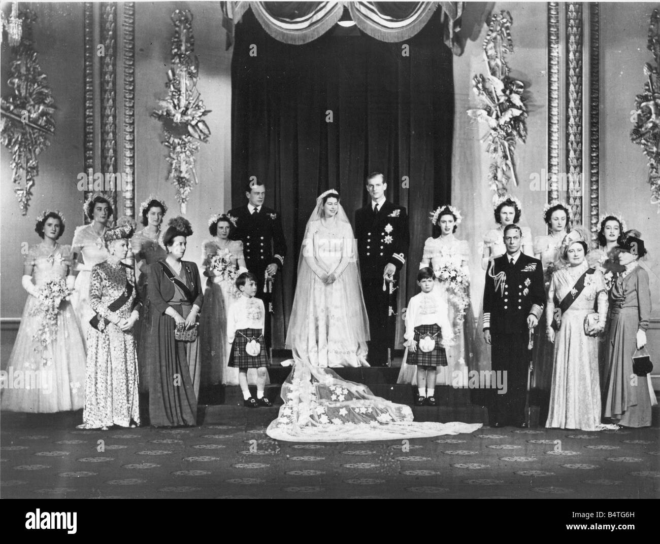 Prinzessin Elizabeth Königin Elizabeth II. heiratet dem Herzog von Edinburgh 20. November 1947 die Hochzeitsgesellschaft im Buckingham Palace vorne links rechts Queen Mary Princess Andrew von Griechenland der Bräutigam s Mutter die Seiten Prinz William von Gloucester und Prinz Michel von Kent The King and Queen und Witwe Marquise des Milford Haven zweite Reihe von nach rechts vier Brautjungfern The Hon Margaret Elphinstone Lady Pamela Mountbatten Lady Mary Cambridge und Prinzessin Alexandra Brautführer der Marquess of links abgebildet Milford Haven und die anderen vier Brautjungfern Prinzessin Margaret Lady Caroline Montagu Bouglas Stockfoto