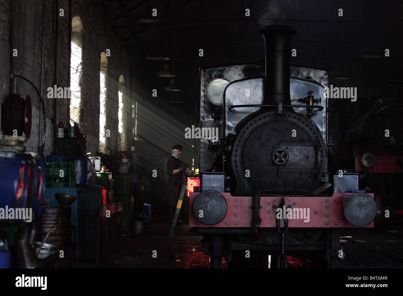 Besucher Tanfield Eisenbahn wurden seine ersten Dampf-Gala in 13 Jahren behandelt, arbeitet Matthew Murray in einem Zug in der Halle Stockfoto