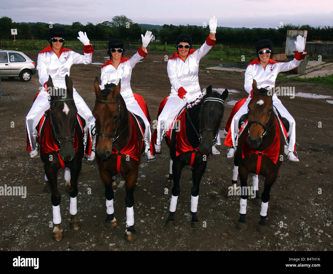 Elvis-Fans auf dem Pferderücken von links sind Carmen Bloxham Sarah Jones Jenny Thomas und Debbie Tudor 15. September 2005 Stockfoto