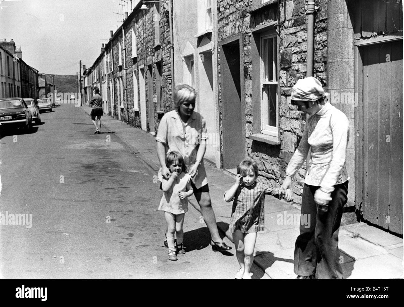 Merthyr alten Eltern wachen über ihre Kinder in Mary Ann Street Dowlais einer der Straßen in der Umgebung, die mit den Bewohnern untergebracht in mehr gäbe Umgebung 15. Juni 1973 in Zukunft abgerissen werden soll Stockfoto