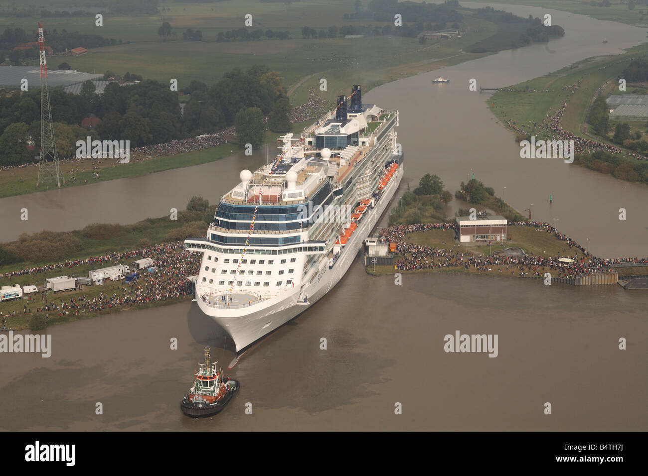 Kreuzfahrtschiff, die Celebrity Solstice bei der Meyer Werft-Werft verschoben wird, wo sie sich auf den Fluss Emms gebaut wurde. Stockfoto