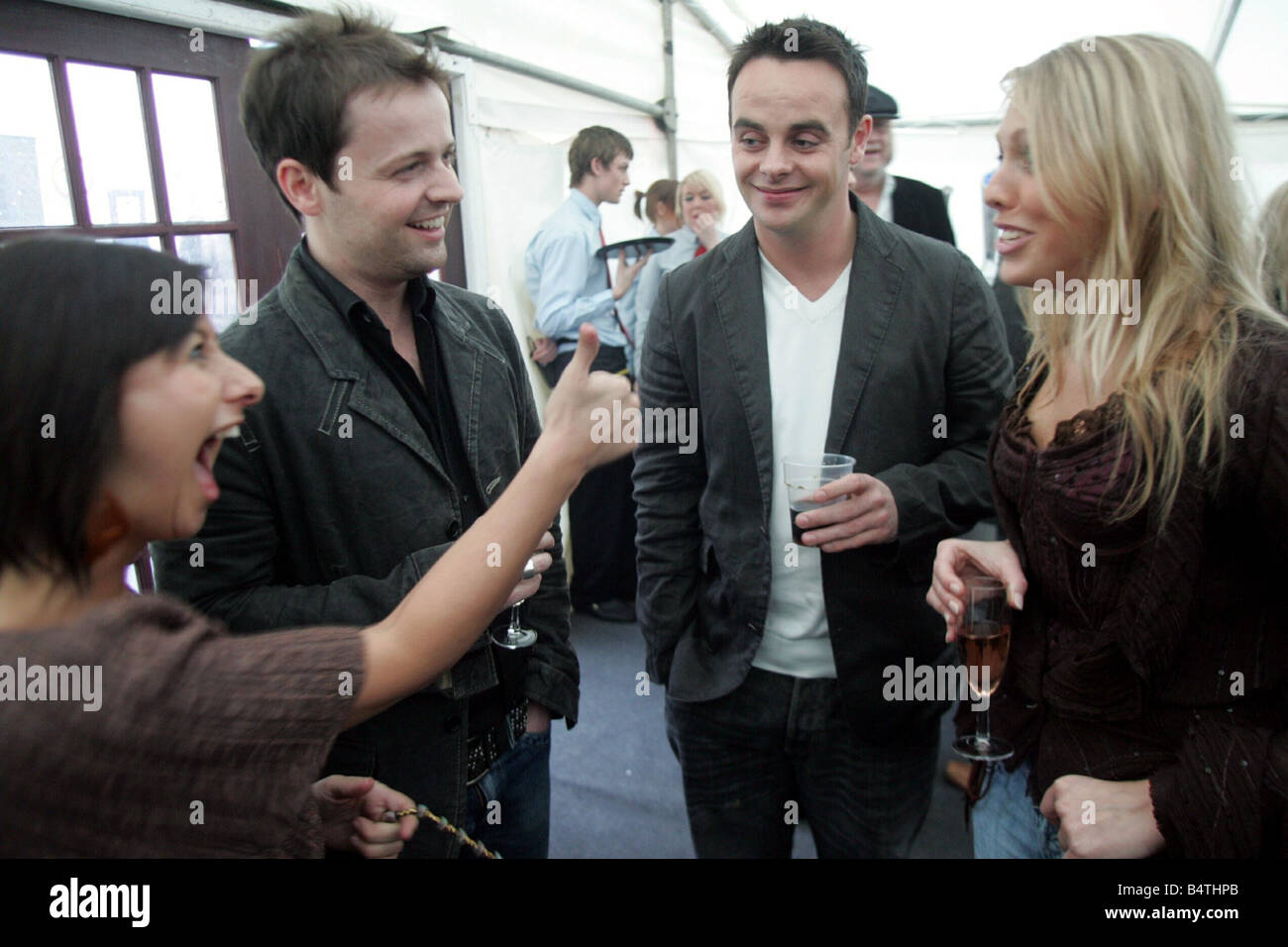 North East TV-stars Ant Dec Ant McPartlin und Declan Donnelly im Bild bei der Vorstellung der Traum Studios Aufnahme und Probe Einrichtungen Bestandteil SE3 Unterhaltung Produktionsfirma Schilde unterwegs in Gateshead abgebildet im Chat auf der Veranstaltung sind Haley Tavmadden left Delia Dingle aus Emmerdale und Christine Walton Mitbegründer des Veranstaltungsortes Stockfoto