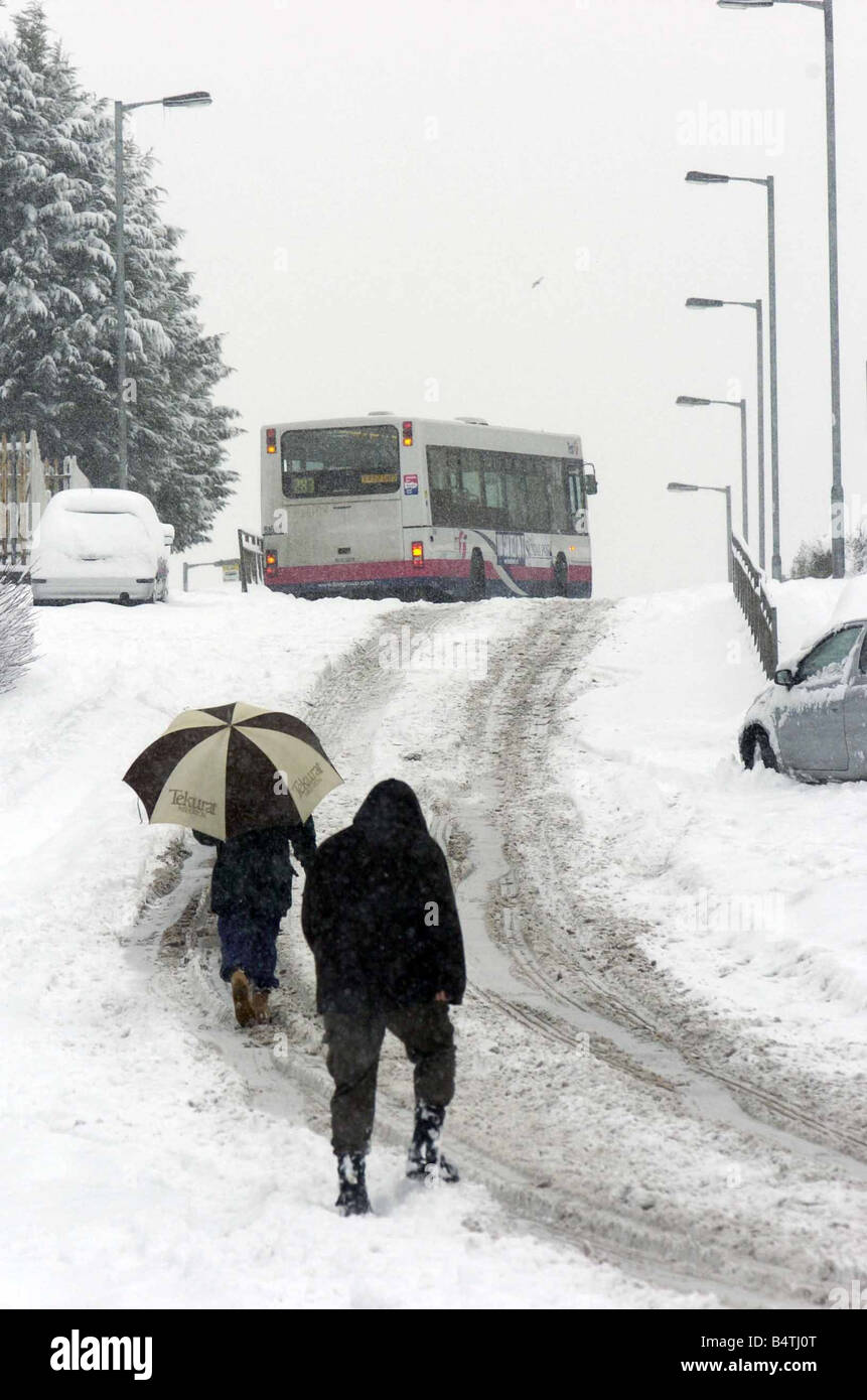 Wetter Schnee Schottland März 2006 Leute kämpfen durch den Schnee in Bishopbriggs, wo ein schwere Nacht fallen, gefangen Busse und Gefahr Bedingungen für Autos Frank Junior machte seinen Schlitten, seine Mutter zu den Geschäften Crawford Brown Abschleppen nutzen Stockfoto