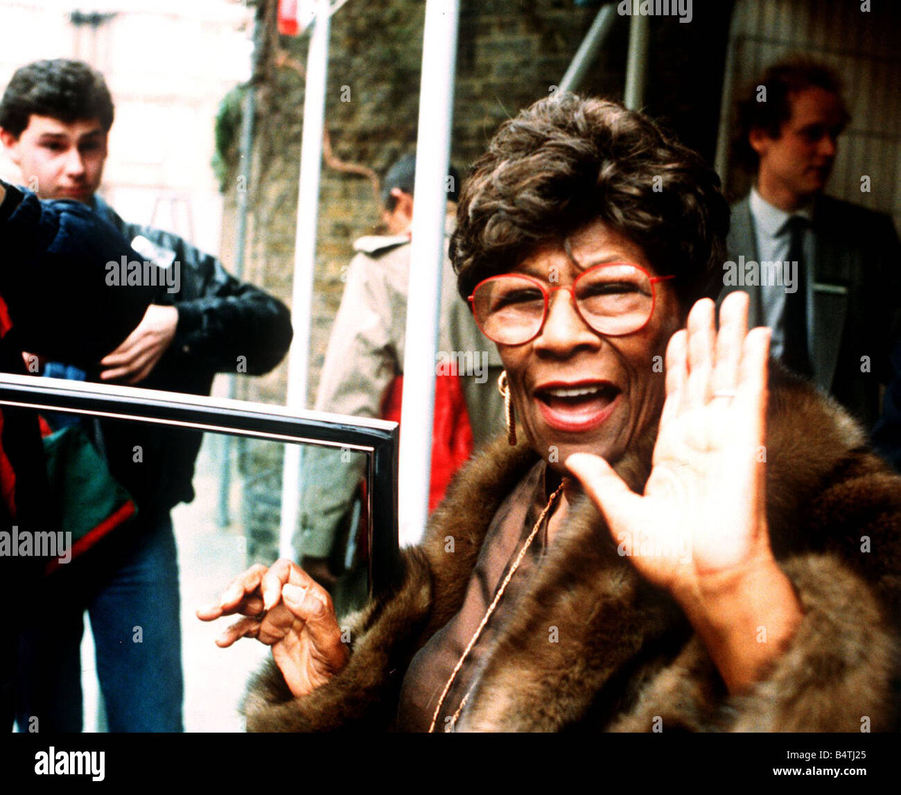 Ella Fitzgerald-Sängerin, die Eröffnung neuer jazz Radiosender winken Pelz Mantel Gläser MSI Stockfoto