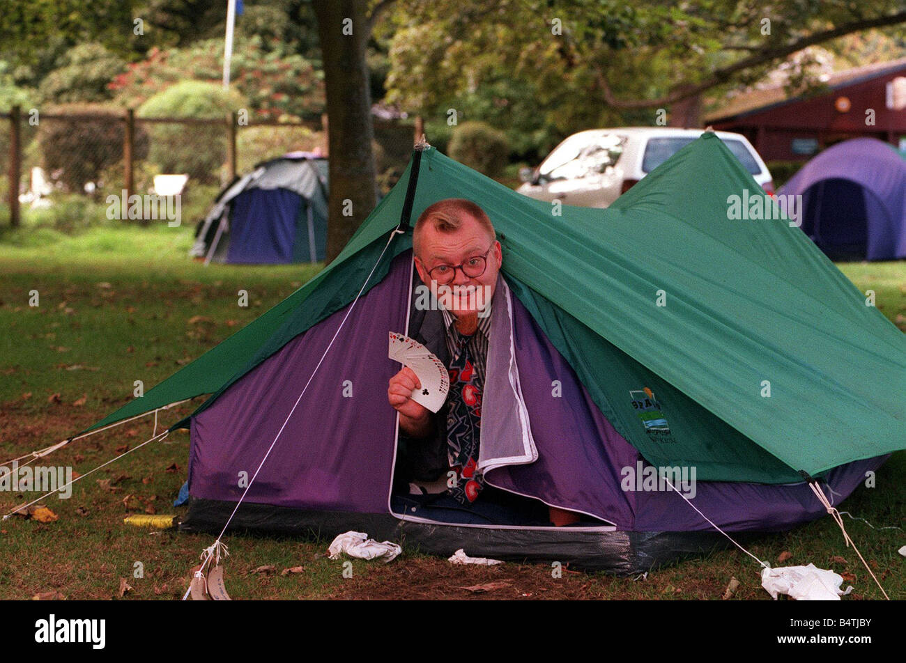 Edinburgh Festival August 1999 Mann poking Kopf aus Zelt mit Palying Karten Stockfoto