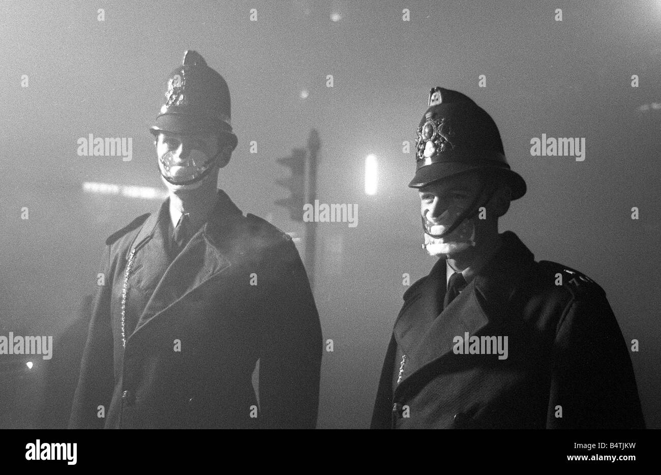 Polizist in Smog Maske Dezember 1962 PC John Finn rechts von Snow-Hill-Polizeistation mit einem Kollegen Smog tragen Masken Smog Stockfoto
