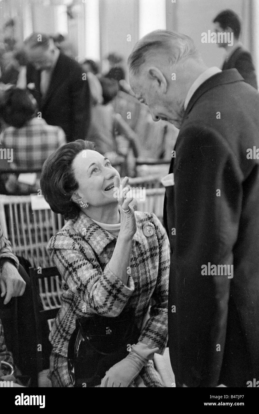 Herzogin von Windsor Januar 1967 abgebildet auf Fashion Show in Paris Frankreich mit Captain Edward Molyneux Fashion Designer britischen Königshauses 1960er Jahre lächelnd Wallace Simpson Kapitän Molyneux Mirrorpix Stockfoto