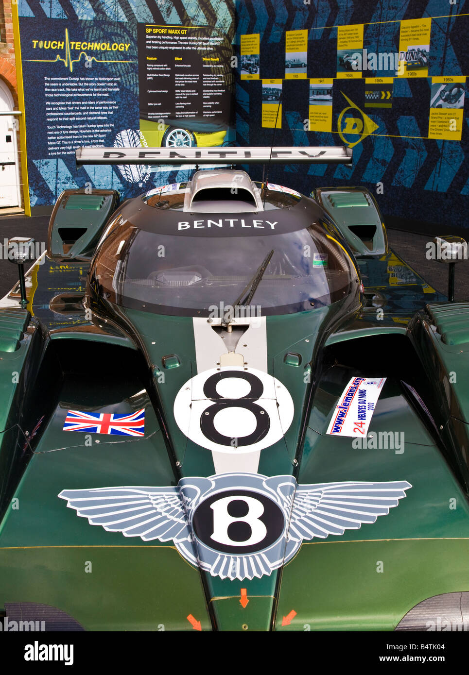 2003 Bentley Speed 8 auf dem Display beim Goodwood Festival of Speed, Sussex, UK. Ansicht von vorne. Stockfoto