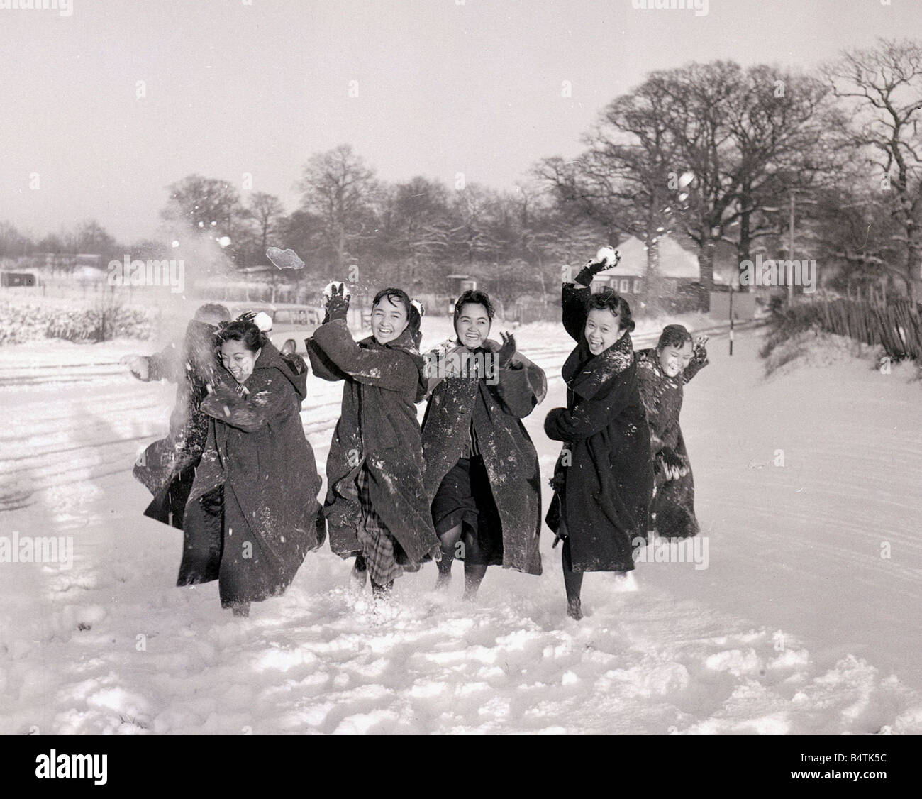 Wetter Winter Szenen Januar 1960 Philippine Tänzer haben eine Schneeballschlacht Frauen Spaß Mädchen spielen kalte Jahreszeit saisonale 1960er Jahre Stockfoto