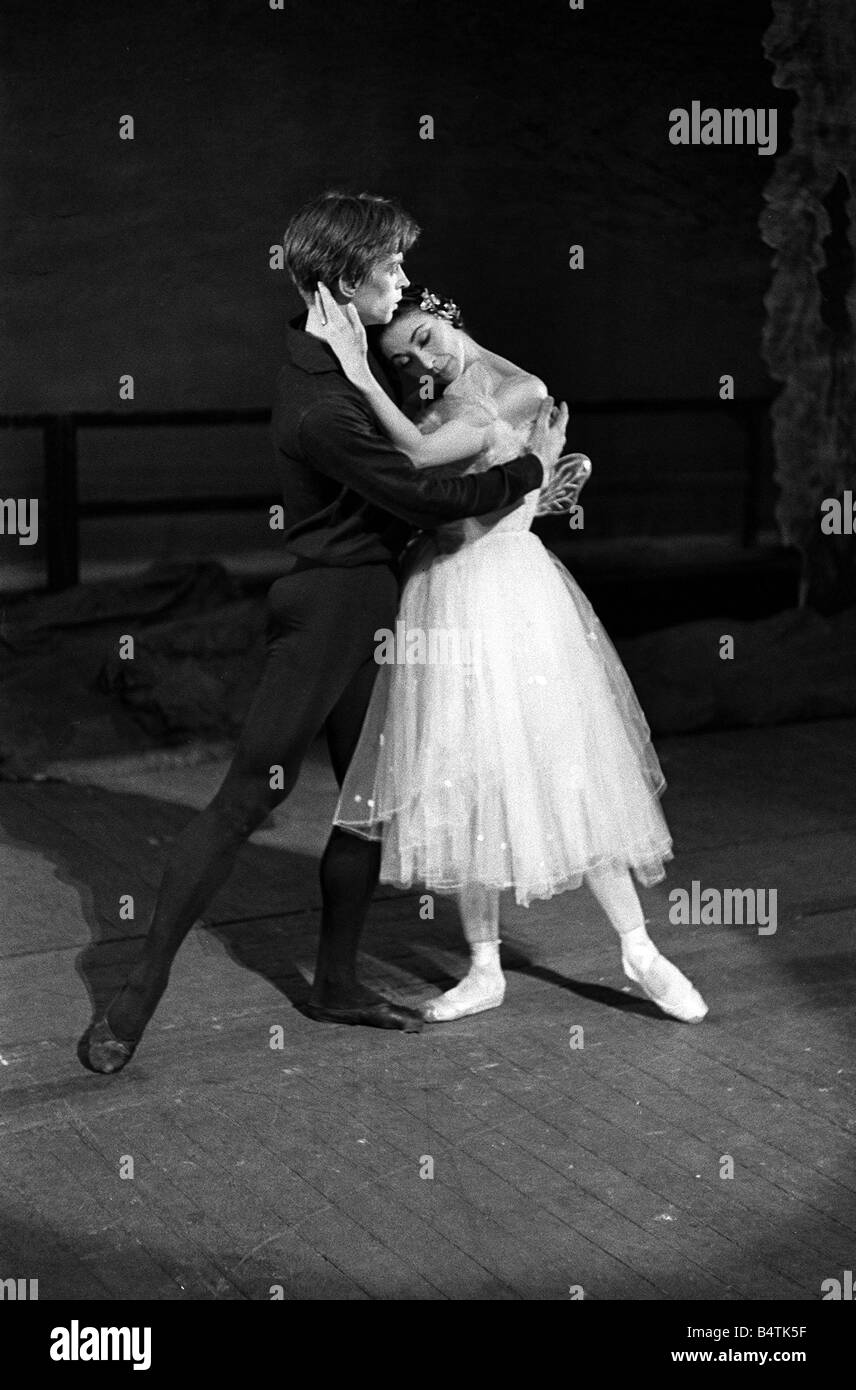 Rudolf Nureyev und Margot Fonteyn gesehen hier während der Proben an der Royal Ballet Covent Garden Unterhaltung Tanz Ballett Performance April 1962 der 1960er Jahre Mirrorpix 1962 360 13 jpg Stockfoto