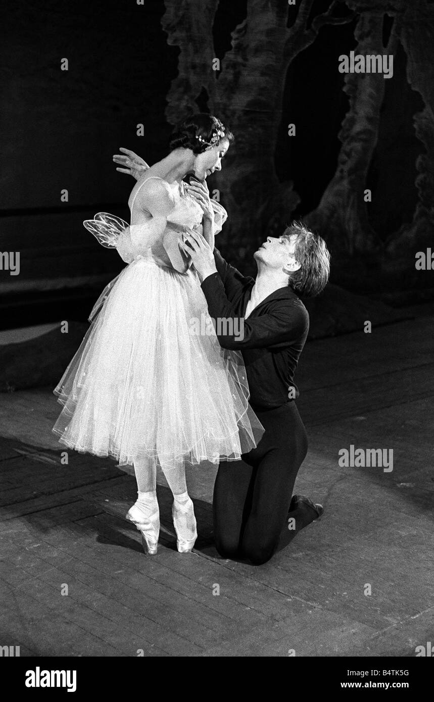 Rudolf Nureyev und Margot Fonteyn gesehen hier während der Proben an der Royal Ballet Covent Garden Unterhaltung Tanz Ballett Performance April 1962 der 1960er Jahre Mirrorpix 1962 360 16 jpg Stockfoto