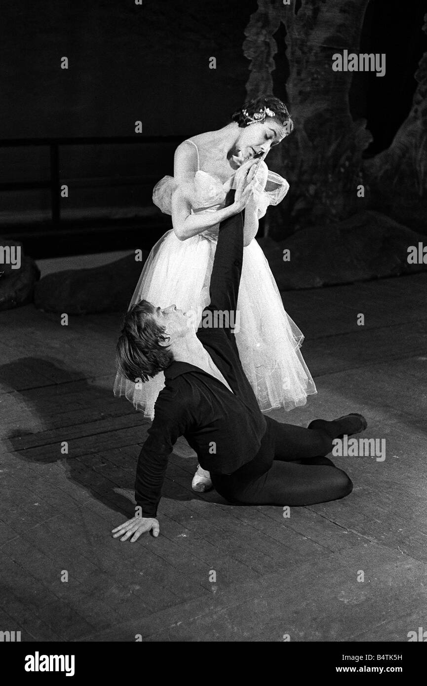 Rudolf Nureyev und Margot Fonteyn gesehen hier während der Proben an der Royal Ballet Covent Garden Unterhaltung Tanz Ballett Performance April 1962 der 1960er Jahre Mirrorpix 1962 360 18 jpg Stockfoto