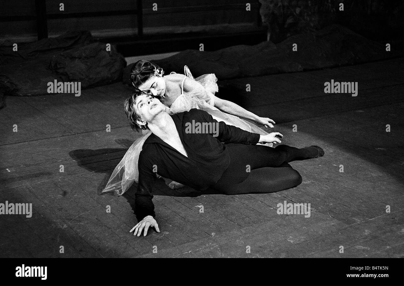 Rudolf Nureyev und Margot Fonteyn gesehen hier während der Proben an der Royal Ballet Covent Garden Unterhaltung Tanz Ballett Performance April 1962 der 1960er Jahre Mirrorpix 1962 360 21 jpg Stockfoto