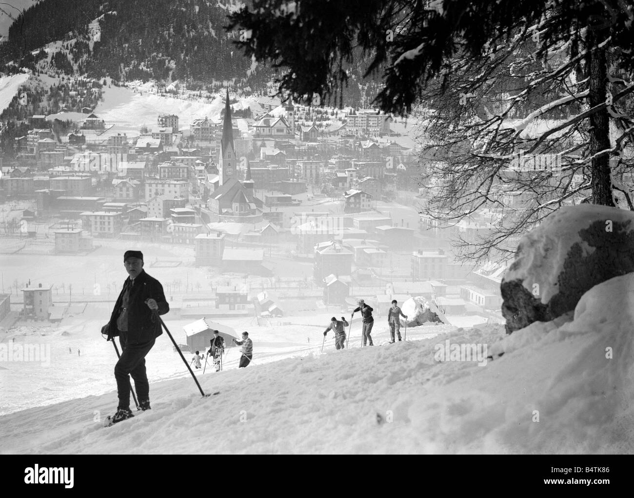 Skifahren an den Hängen der Berge in der Schweiz Mirrorpix ...
